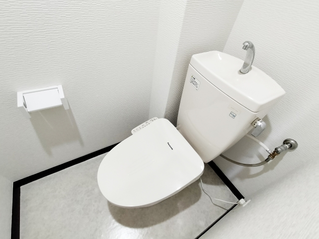 トイレの床にクッションフロアを施工したイメージ